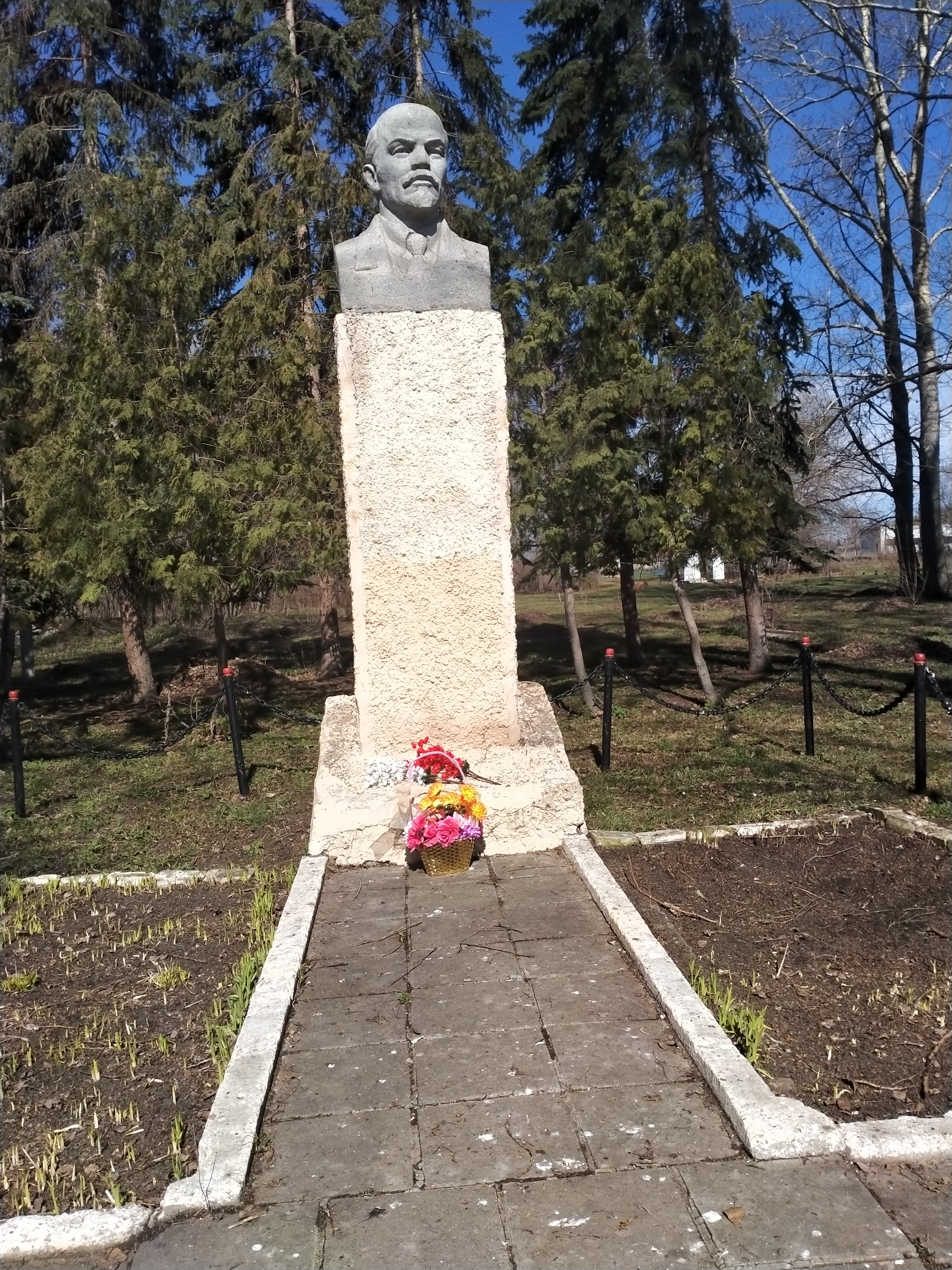 памятник В.И. Ленину.