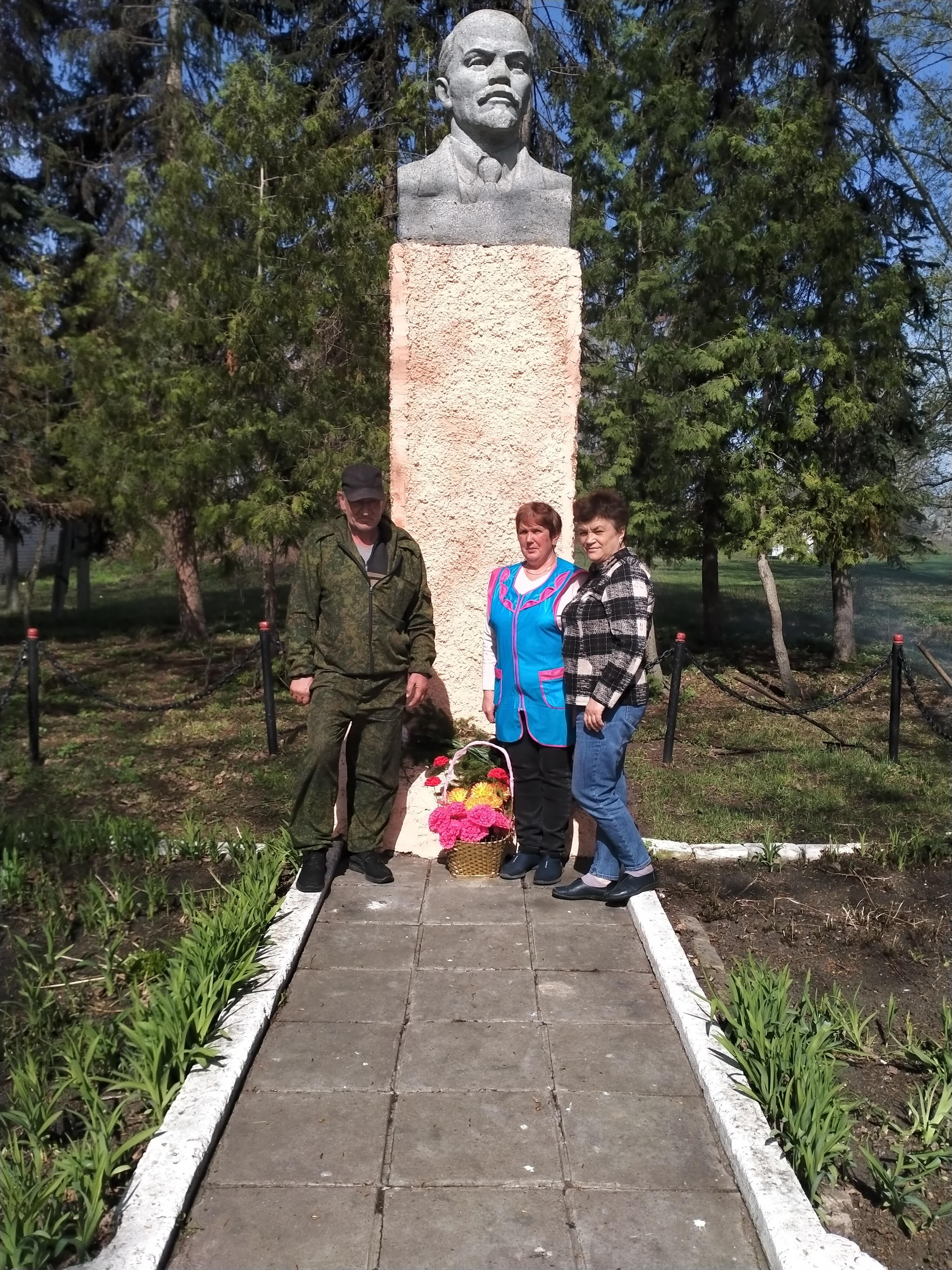 Возложили цветы к памятнику В.И. Ленина.