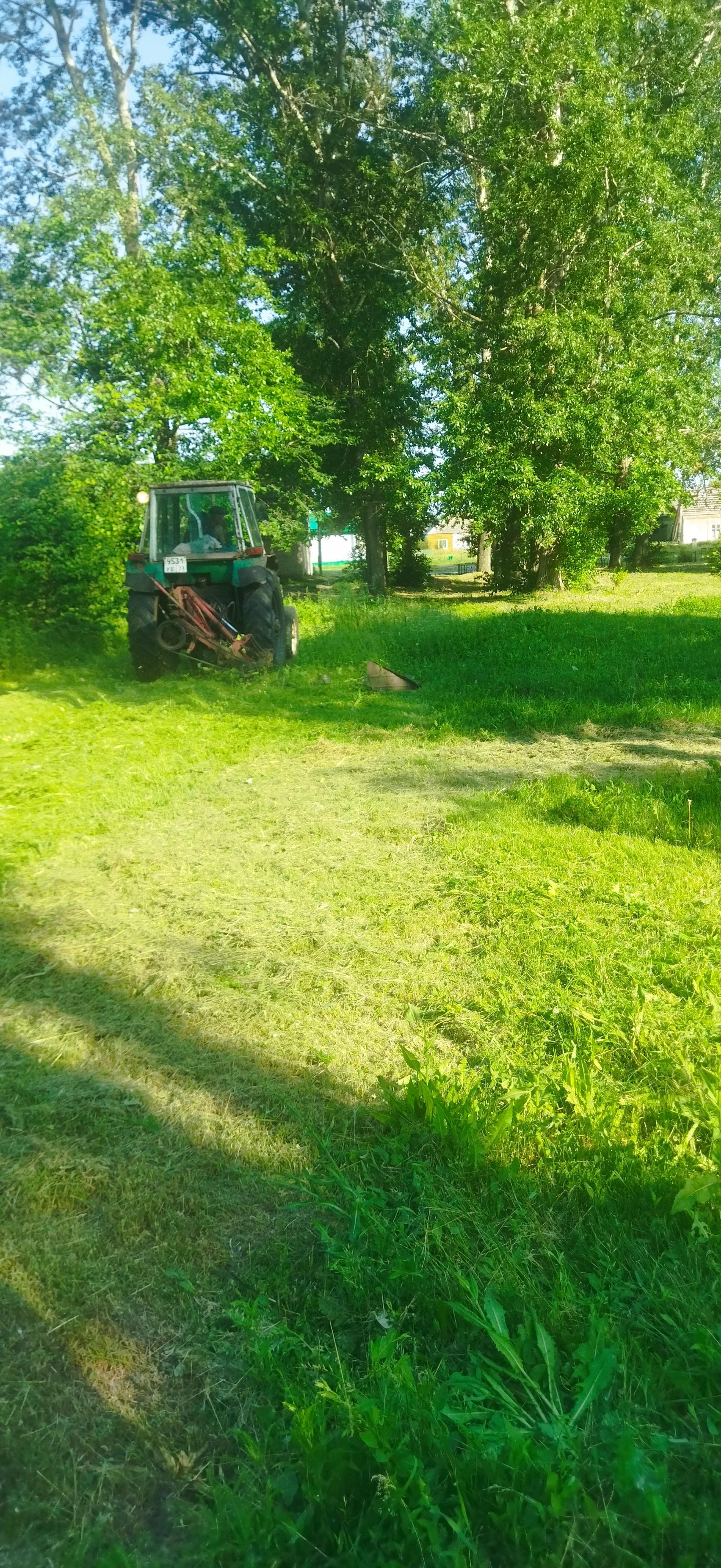 Продолжается обкос населенных пунктов поселения..