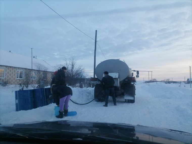Организовали подвоз воды. Организовали подвоз воды.